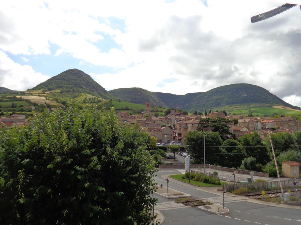 Maison de village spacieuse et agréable Saint-Georges-de-Luzençon Exterior foto