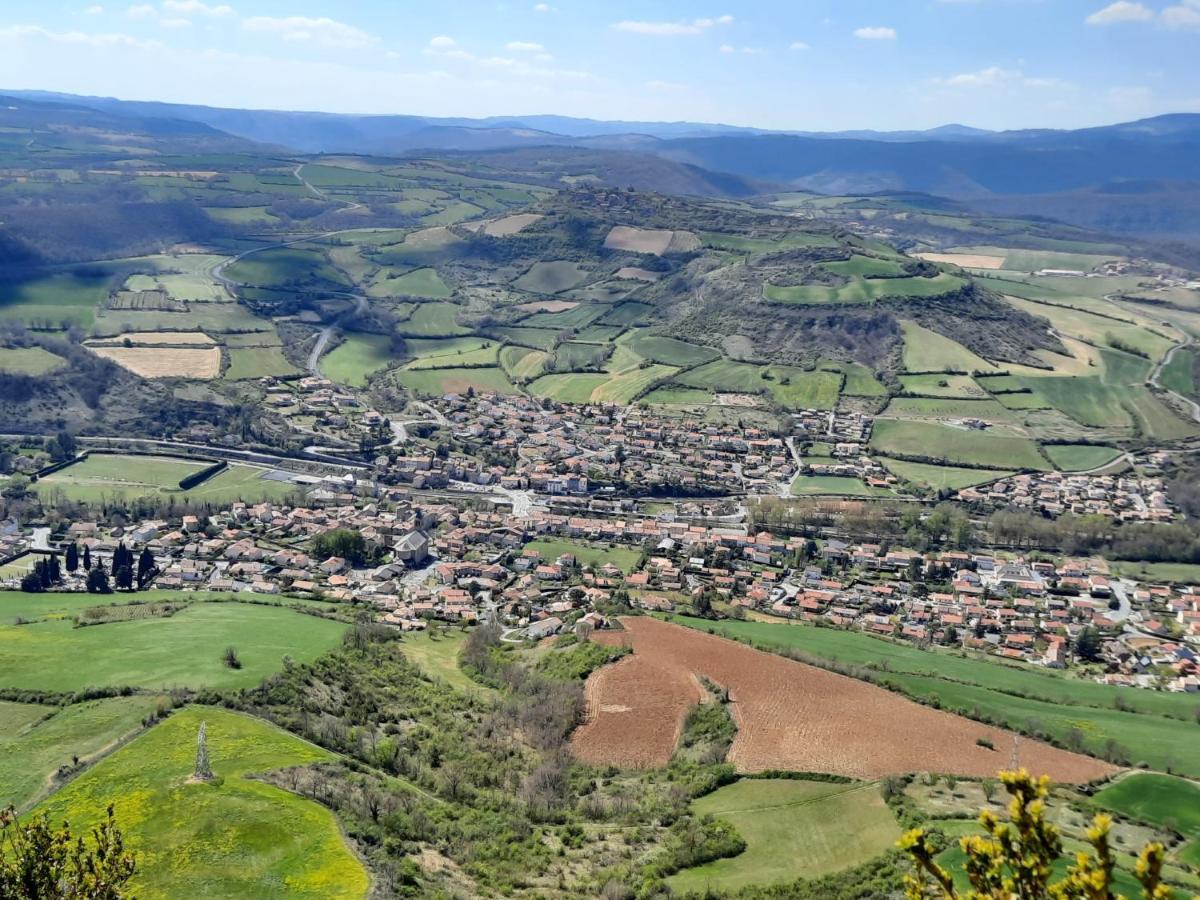 Maison de village spacieuse et agréable Saint-Georges-de-Luzençon Exterior foto